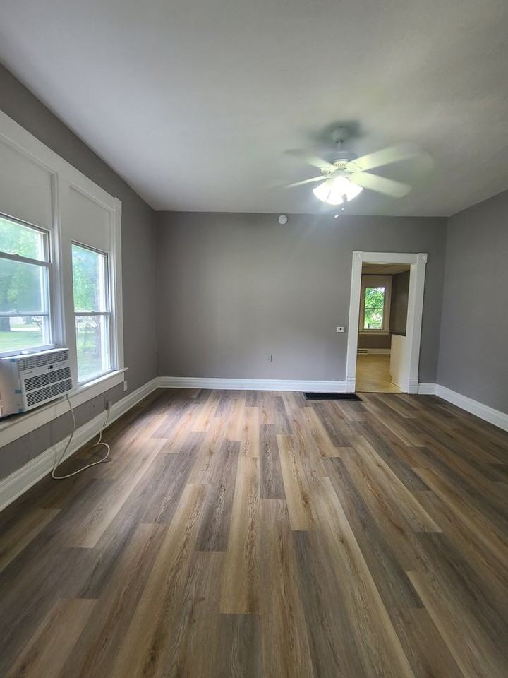 303 W Eureka St - Photo 3 of 11