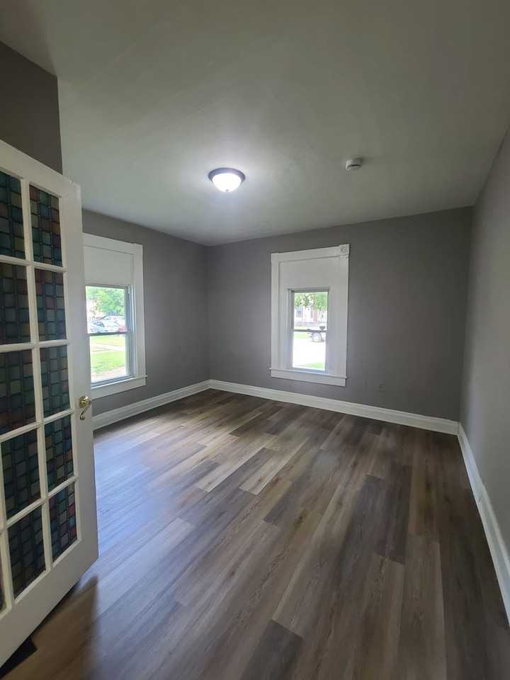 303 W Eureka St - Photo 4 of 11