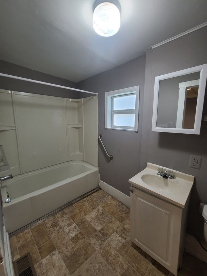 303 W Eureka St - Photo 6 of 11