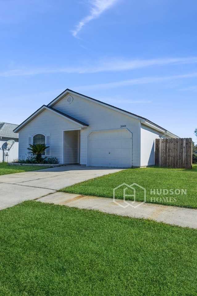 2044 Hunters Trace Cir - Photo 3 of 18