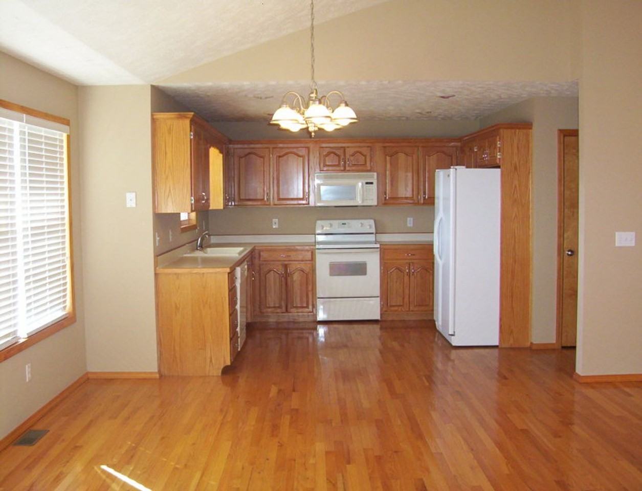 204 W Wilson St - Photo 4 of 11