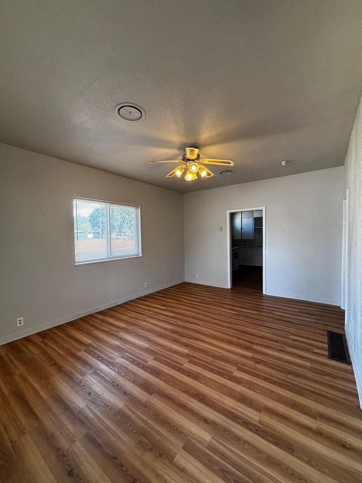 1246 N Main St - Photo 2 of 10