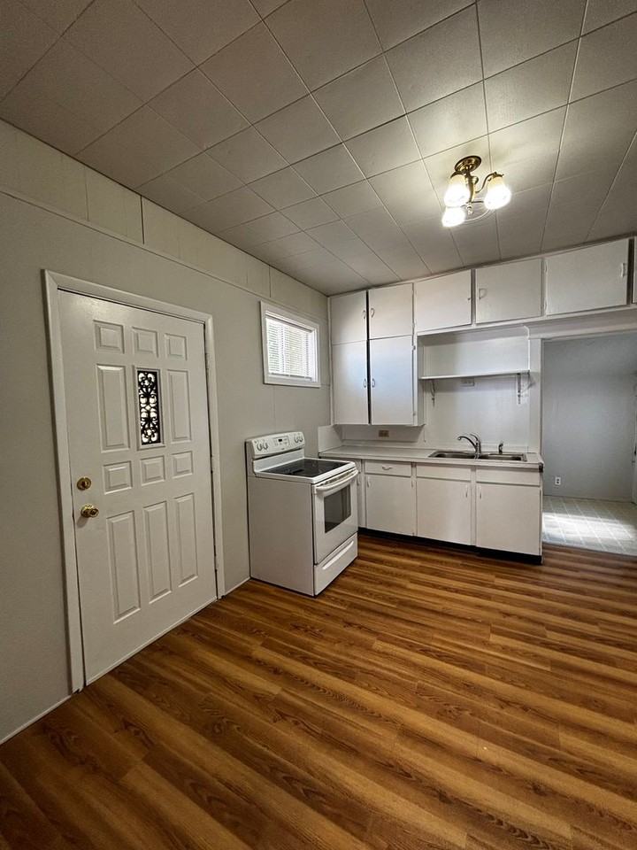1246 N Main St - Photo 3 of 10