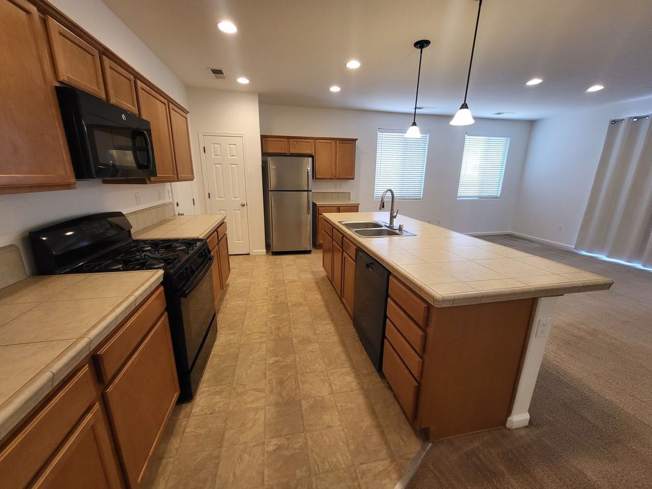 141 Catlin St - Photo 5 of 12