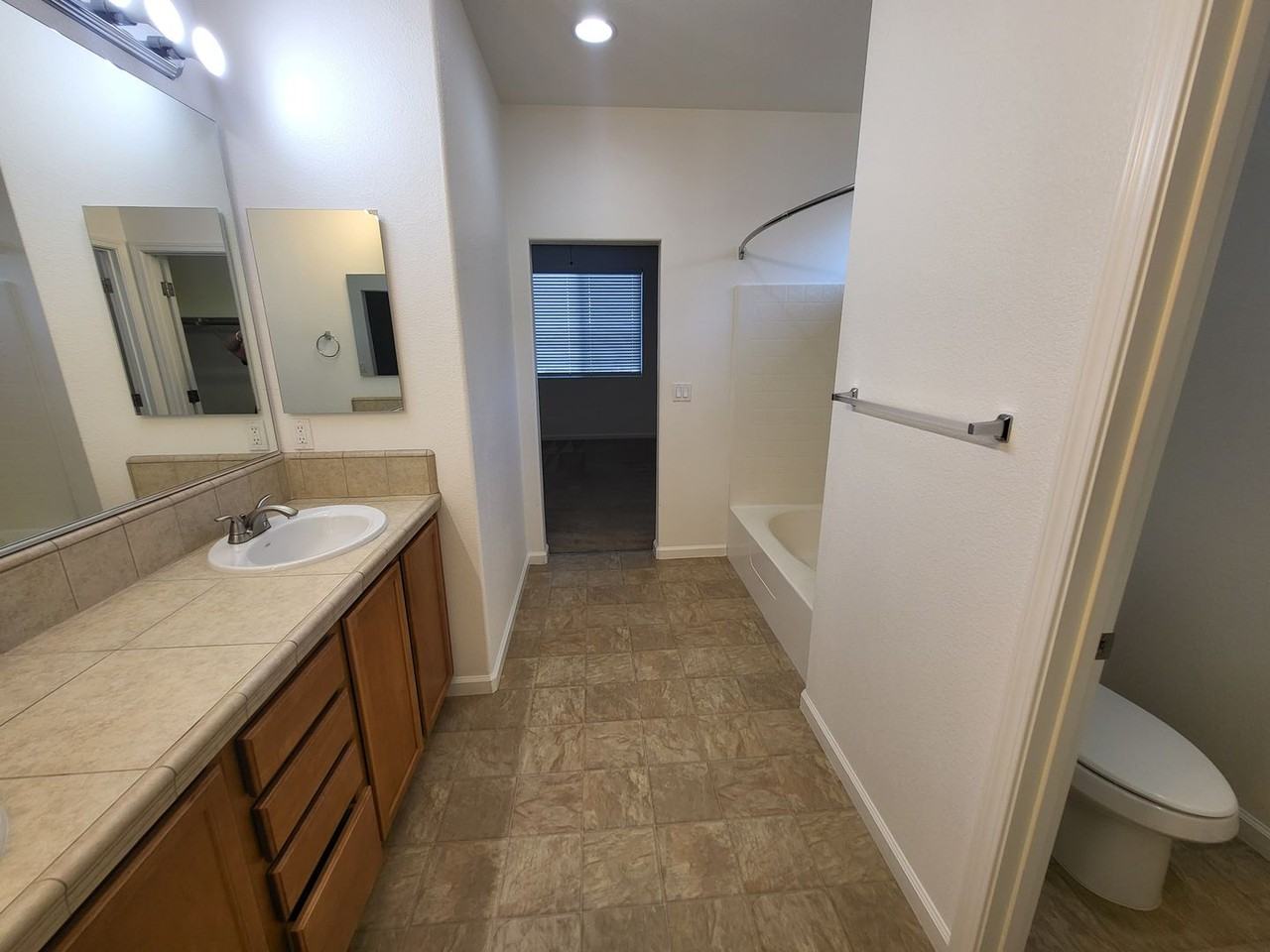 141 Catlin St - Photo 7 of 12