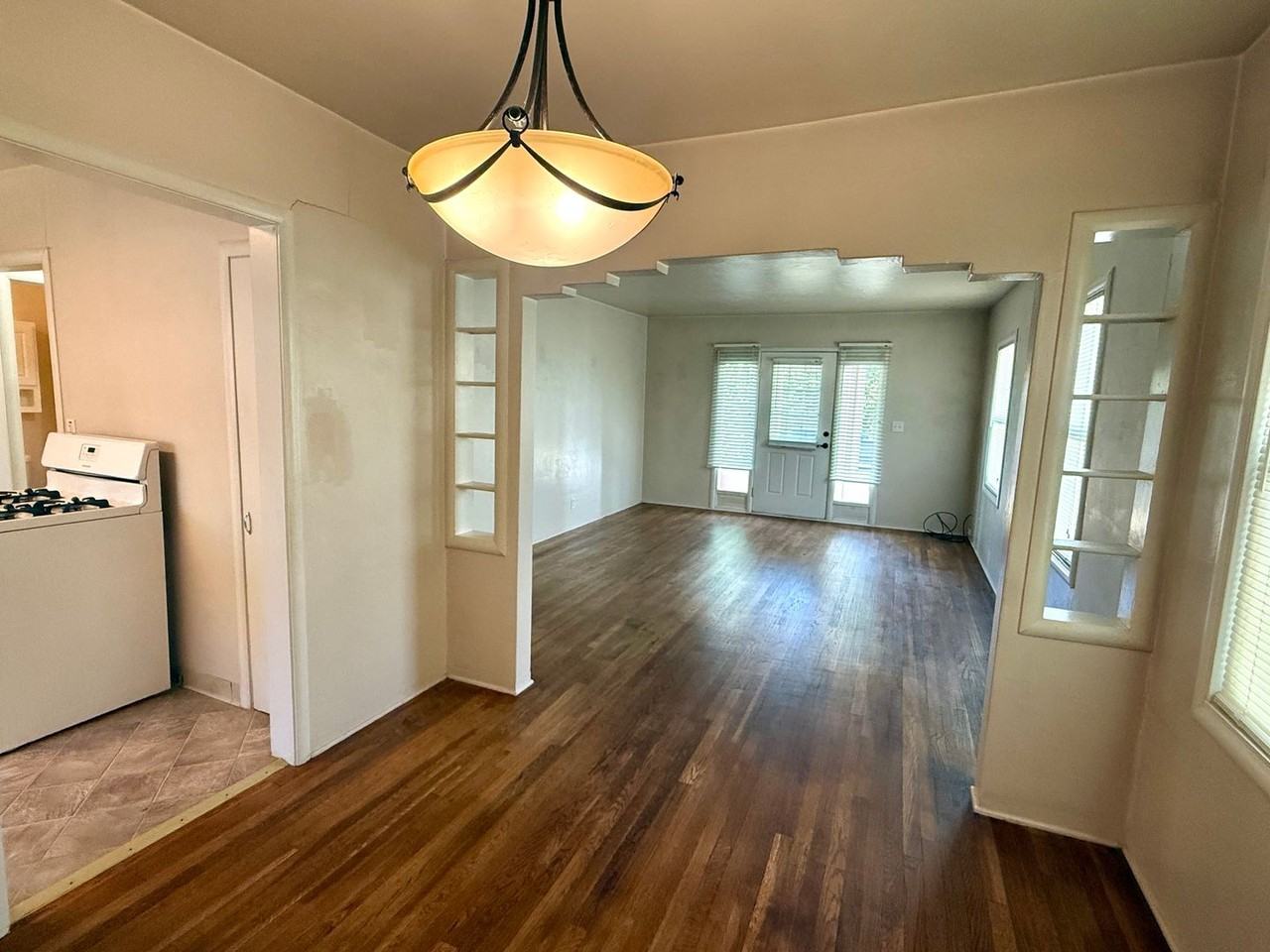 935 W Oak St - Photo 2 of 14