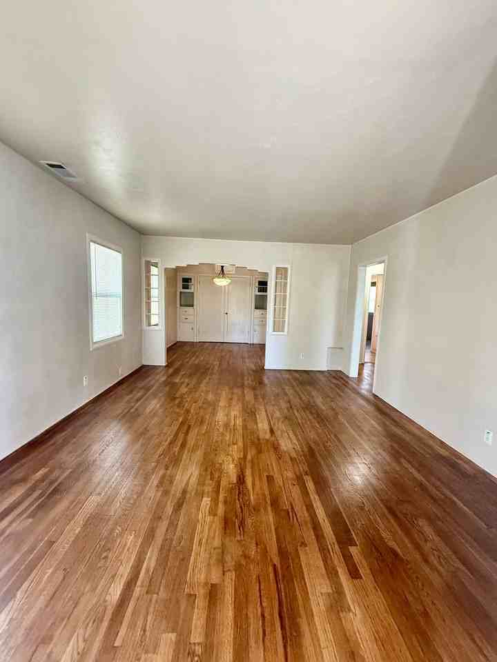 935 W Oak St - Photo 3 of 14