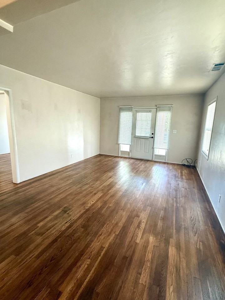 935 W Oak St - Photo 5 of 14