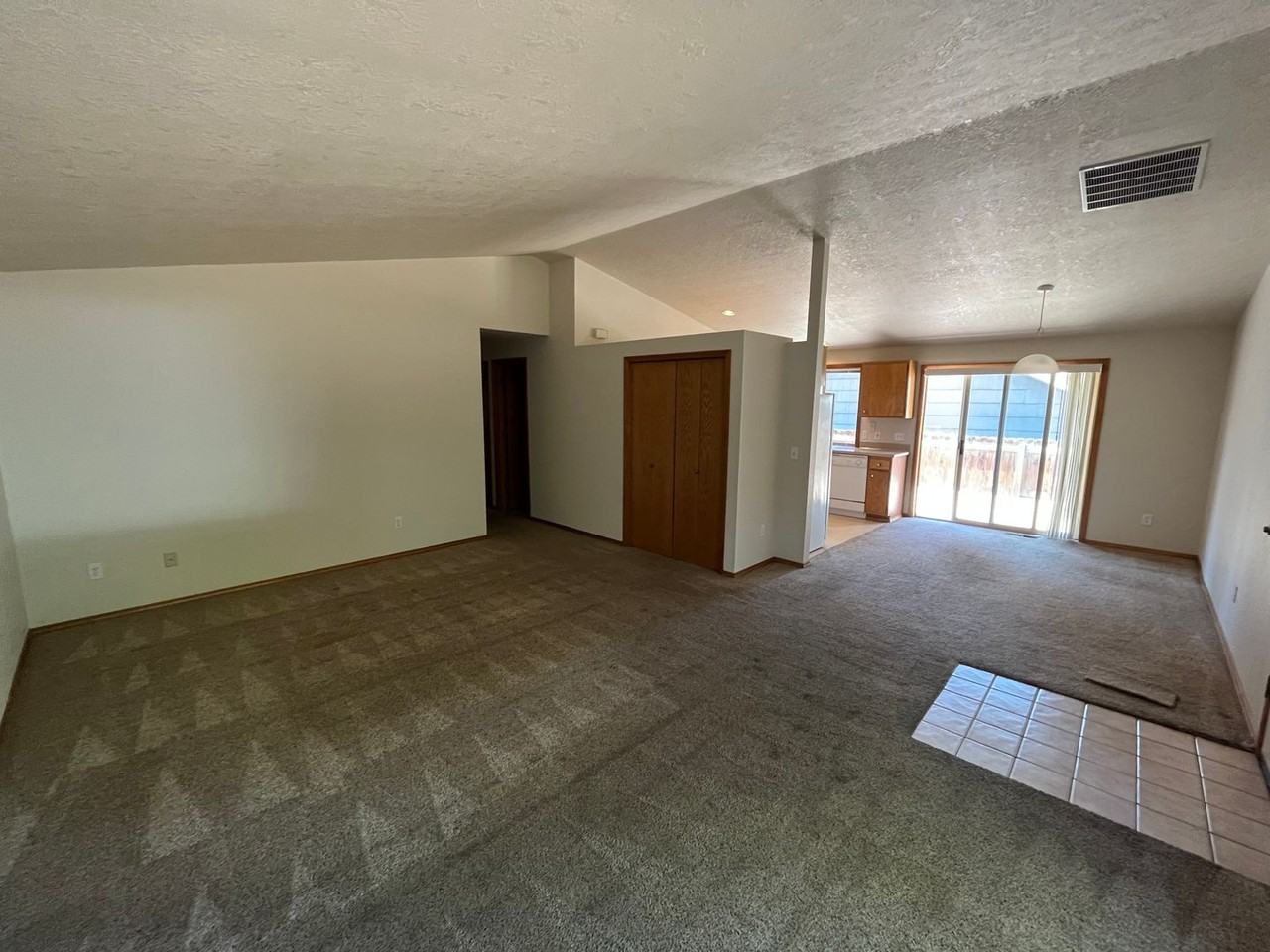 565 Ne Norton Ave - Photo 2 of 14
