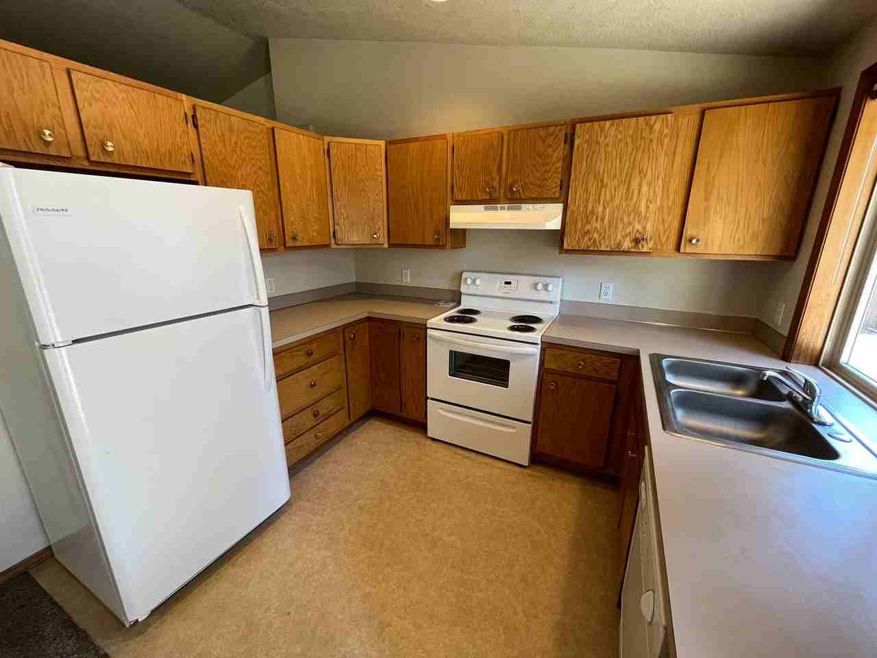 565 Ne Norton Ave - Photo 4 of 14