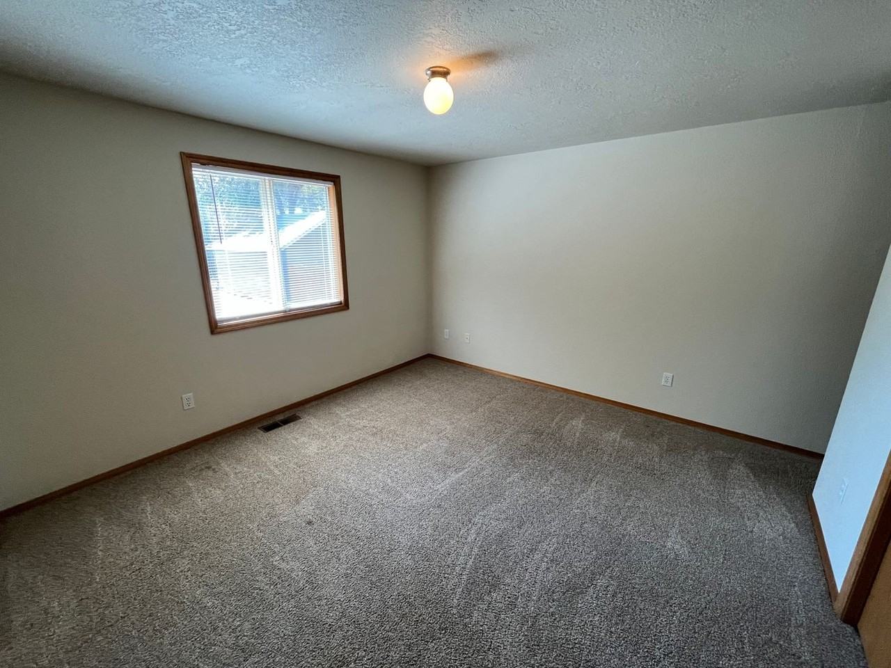 565 Ne Norton Ave - Photo 5 of 14