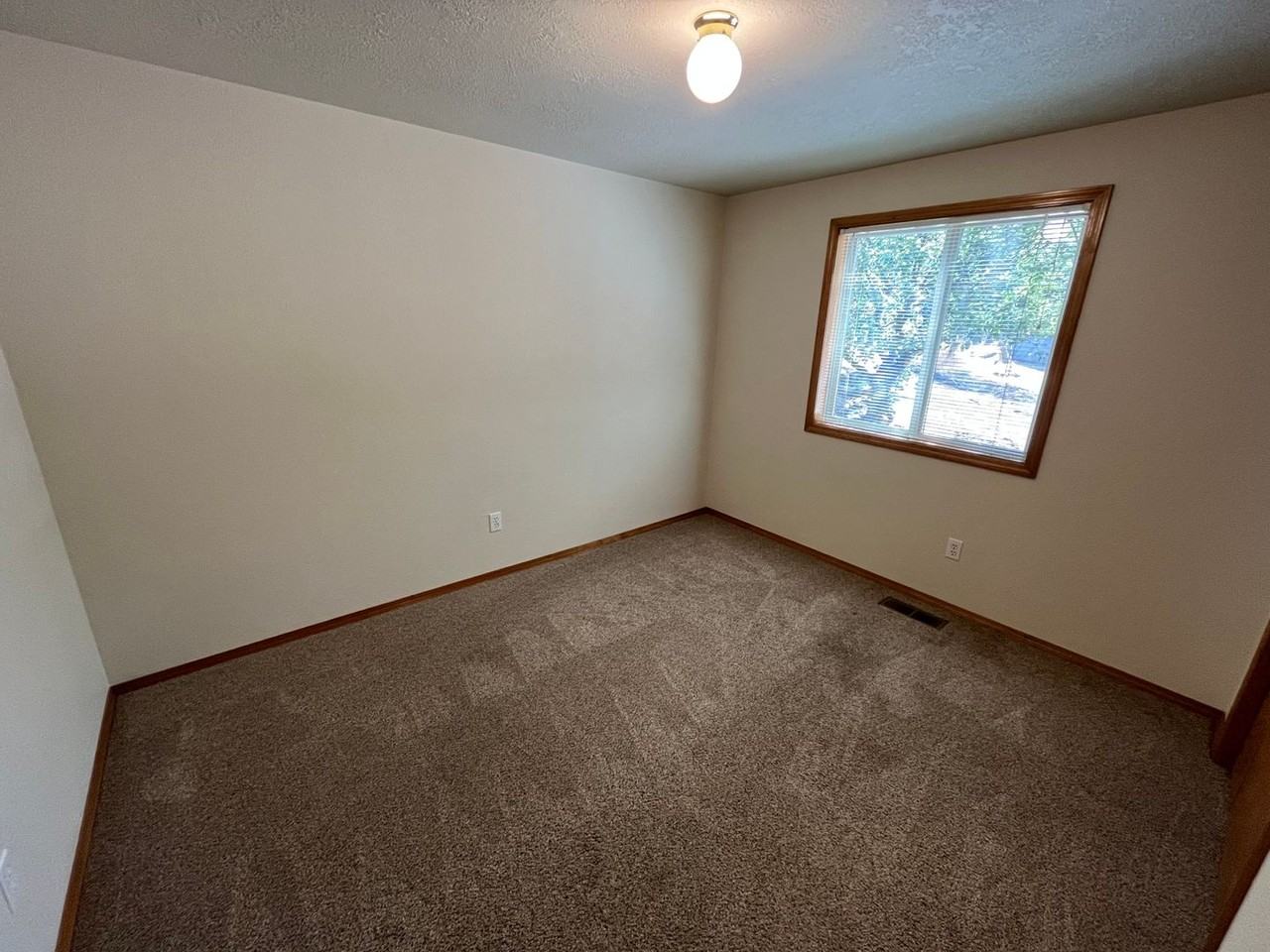 565 Ne Norton Ave - Photo 7 of 14