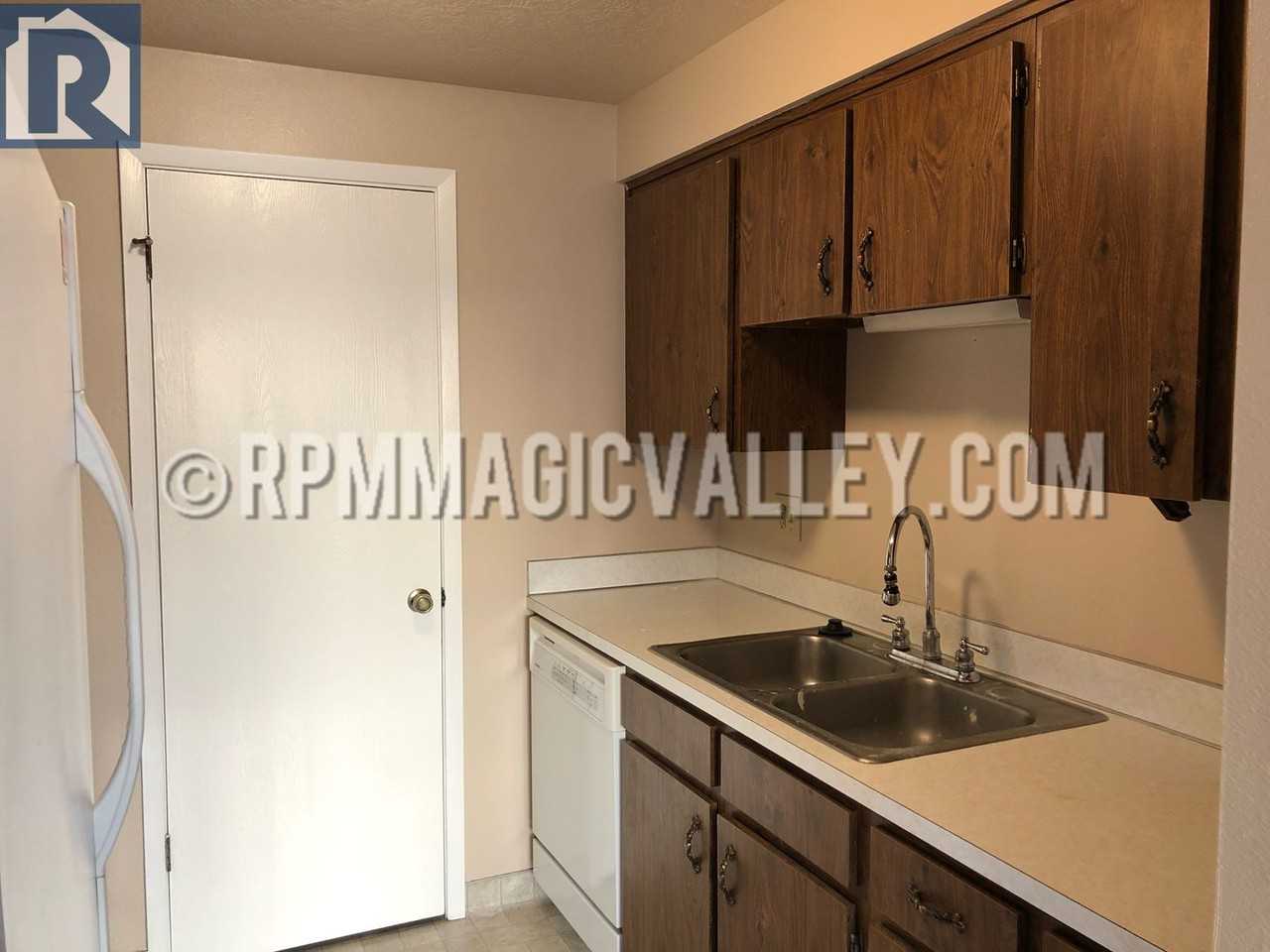 747 Meadows Dr #2 - Photo 5 of 35