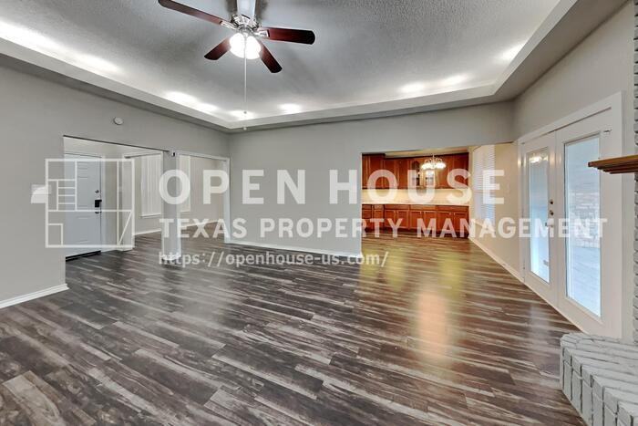 10101 Stoneleigh Dr - Photo 4 of 21