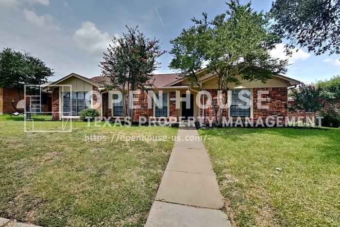 909 Sandhurst Dr