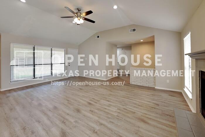 909 Sandhurst Dr - Photo 4 of 23