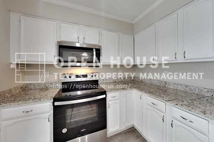 909 Sandhurst Dr - Photo 7 of 23
