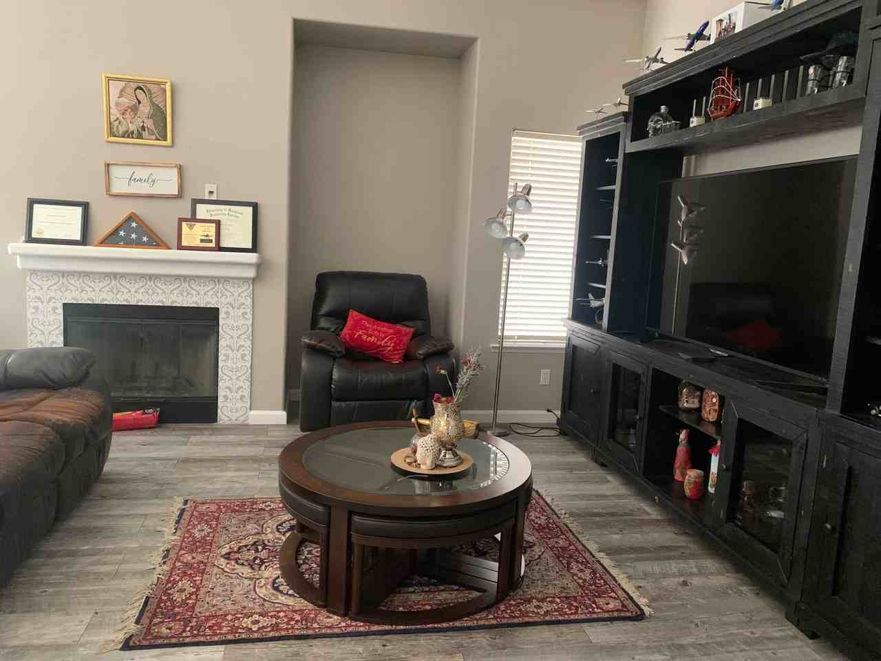 905 W Millbrook St - Photo 3 of 8