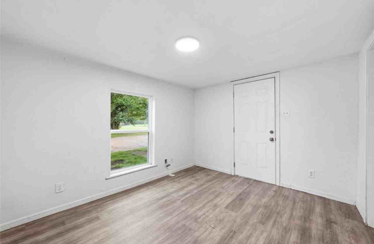 1827 Wood Ave - Photo 3 of 12