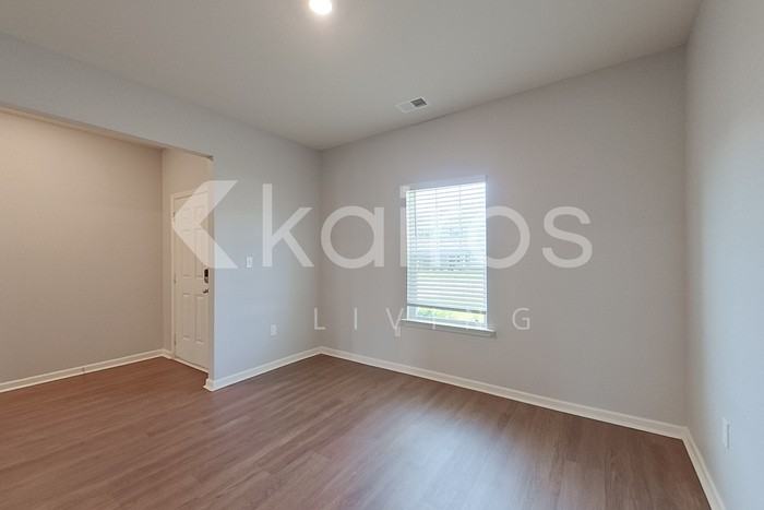 1111 Freedom Pkwy - Photo 5 of 41