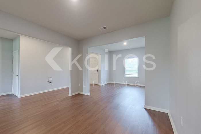 1111 Freedom Pkwy - Photo 6 of 41