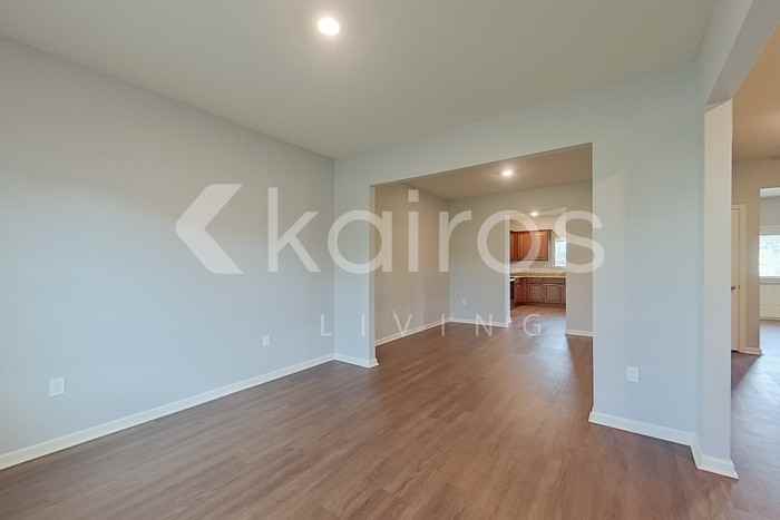 1111 Freedom Pkwy - Photo 6 of 39