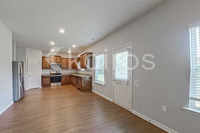 1111 Freedom Pkwy - Photo 7 of 39