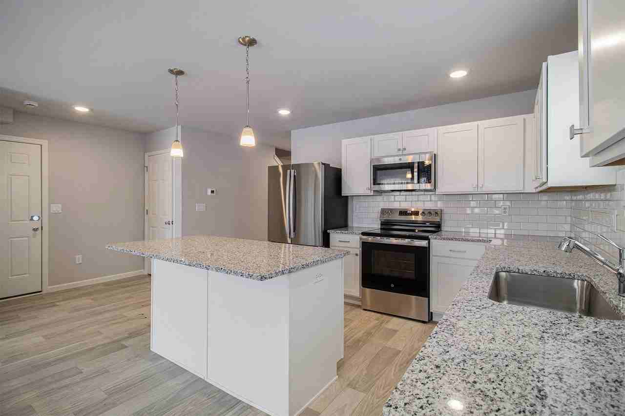 1221 Baker St - Photo 4 of 26