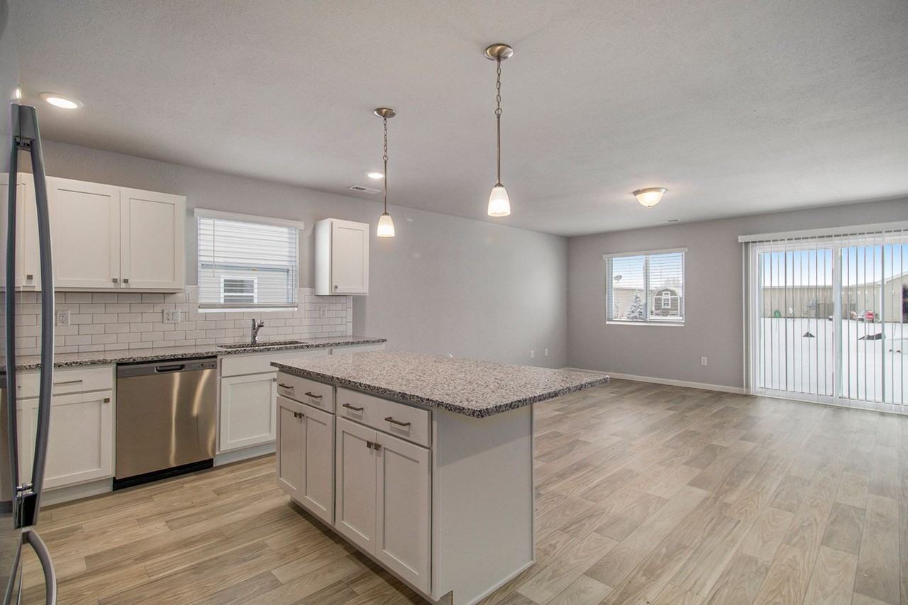 1221 Baker St - Photo 6 of 26