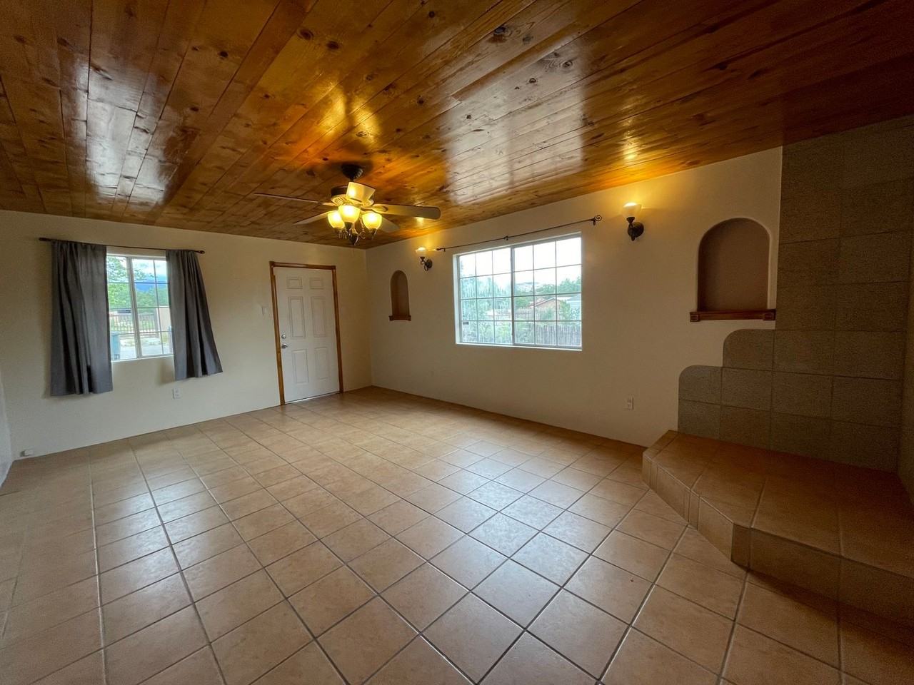 212 S El Rancho Rd - Photo 2 of 15