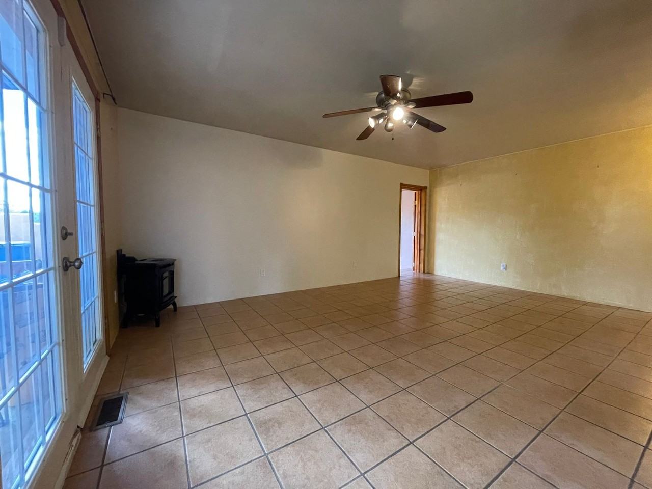 212 S El Rancho Rd - Photo 4 of 15
