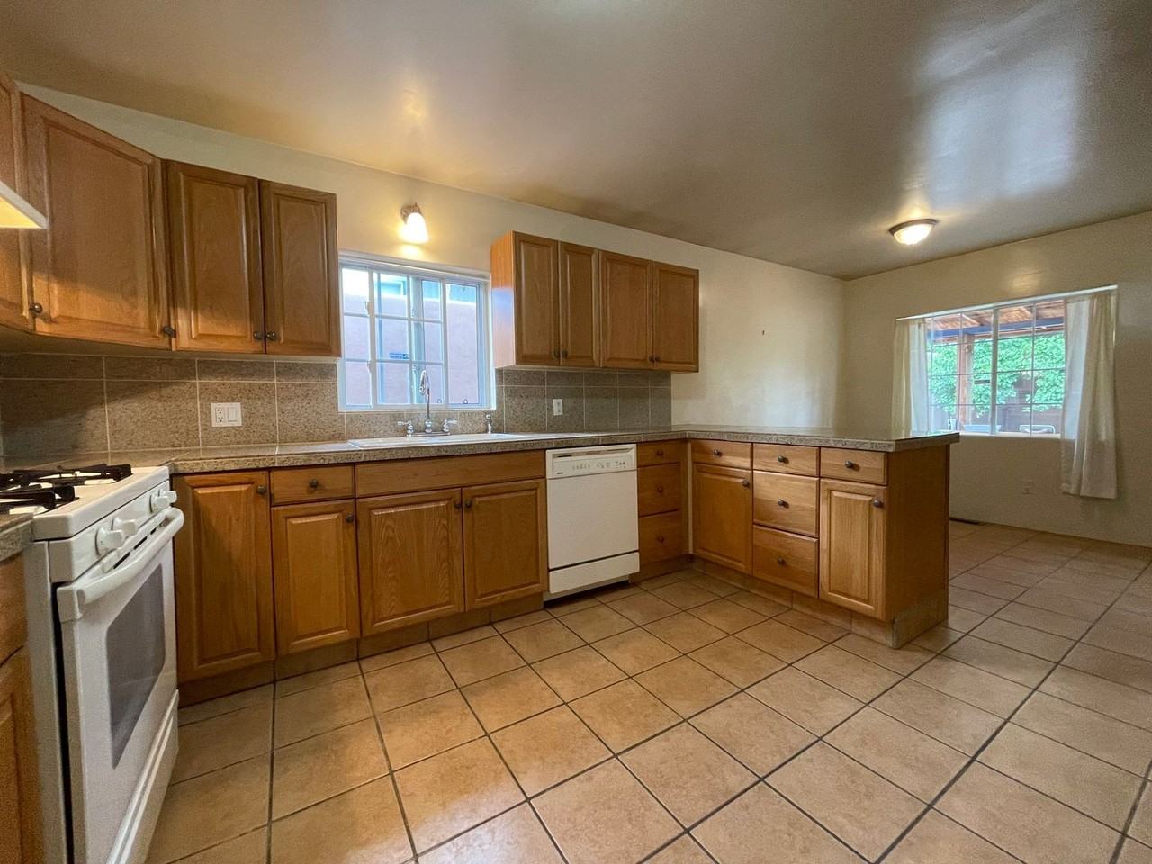 212 S El Rancho Rd - Photo 7 of 15
