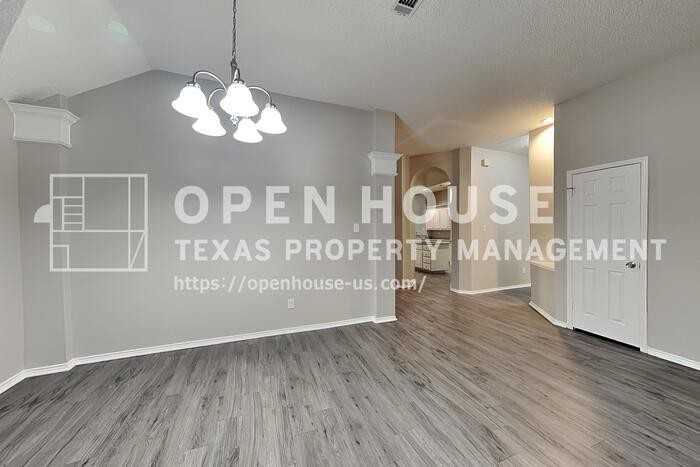 6704 Catalpa Trl - Photo 4 of 20