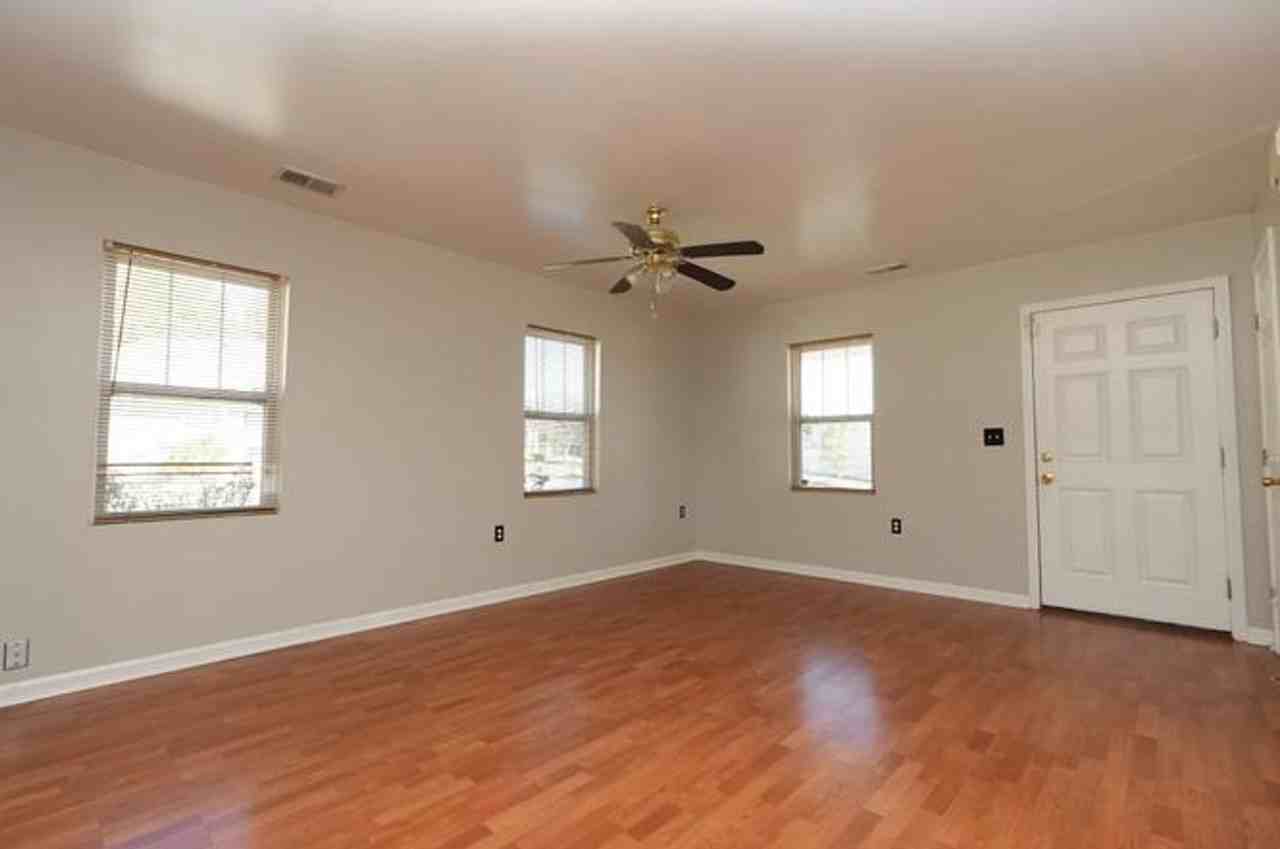 18007 Lynn Ln - Photo 2 of 9