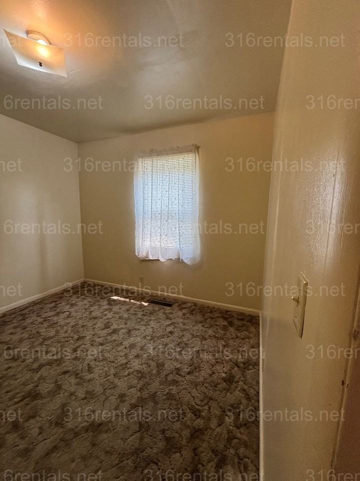 210 Ohio St - Photo 7 of 11