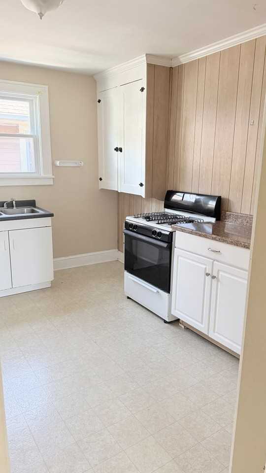 561 Baldwin Ave - Photo 4 of 7