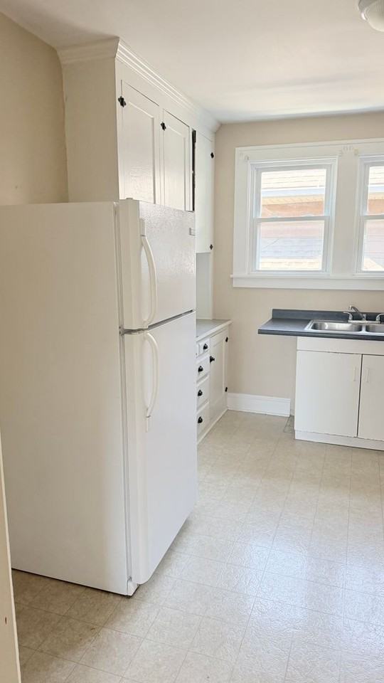561 Baldwin Ave - Photo 5 of 7