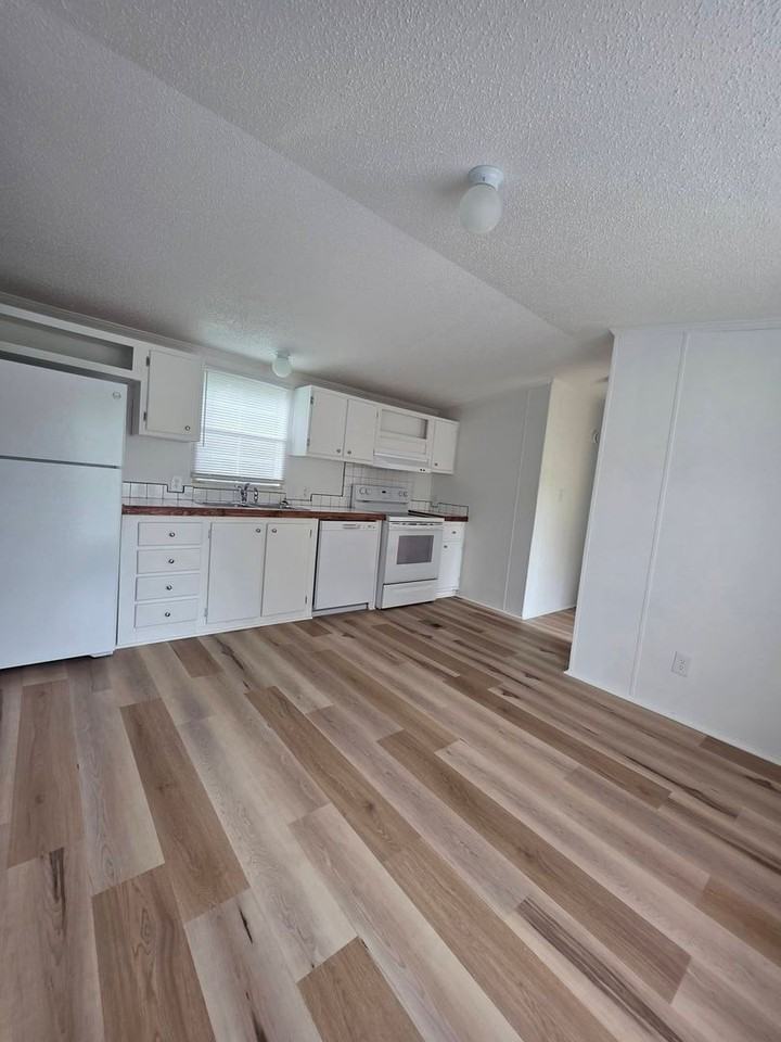 1018 Jacks Dr - Photo 3 of 15