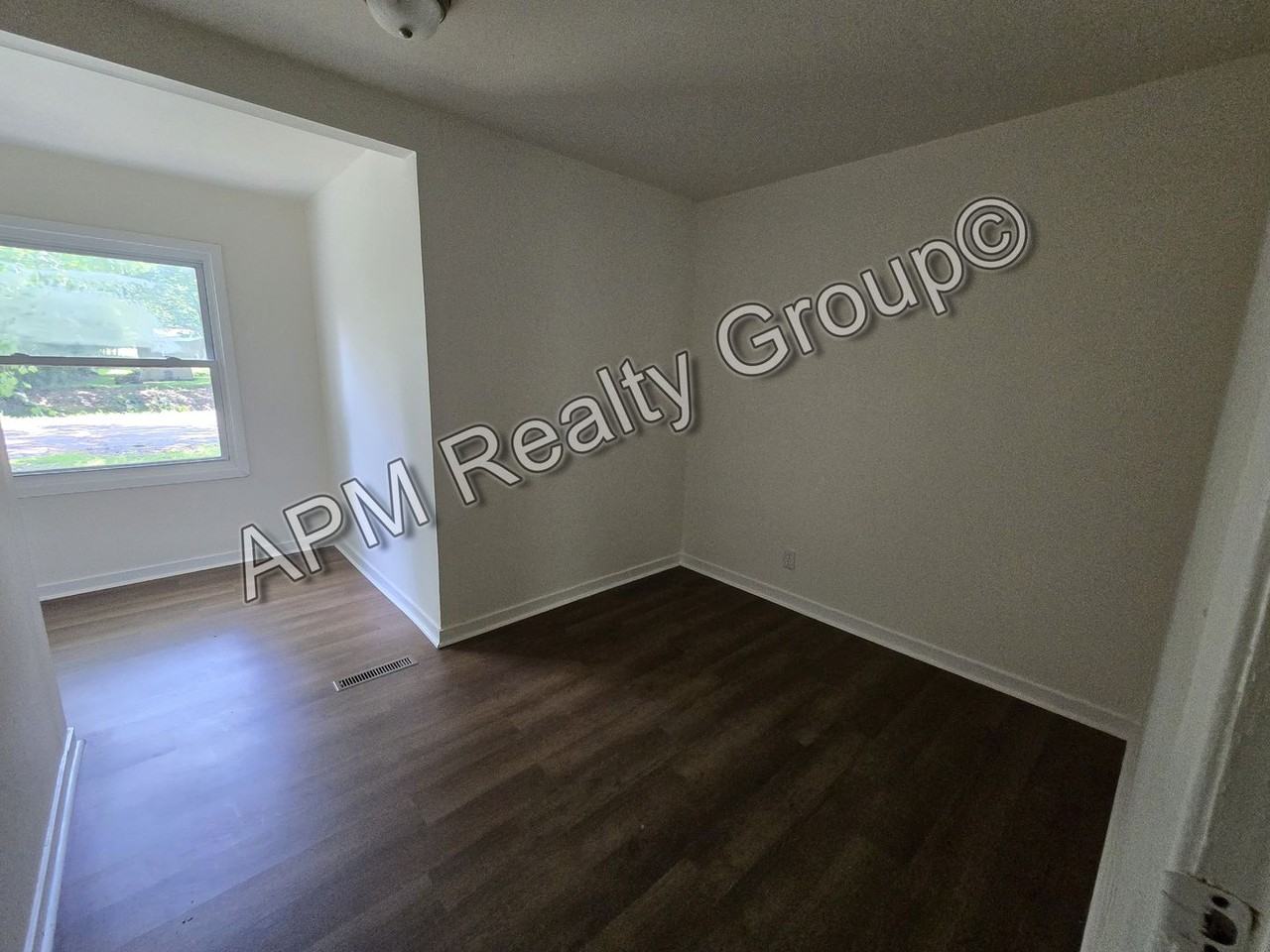27 Bethune Ct - Photo 3 of 15