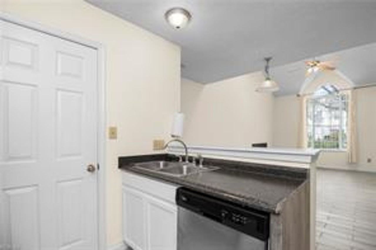 355 Lees Mill Dr - Photo 7 of 15