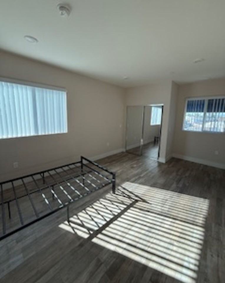 112 1/2 N Oxford Ave - Photo 5 of 6