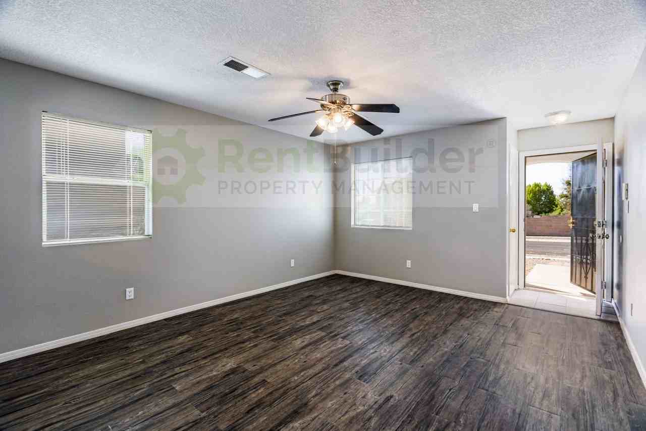 8309 8309 Crimson Ave NE - Photo 4 of 26