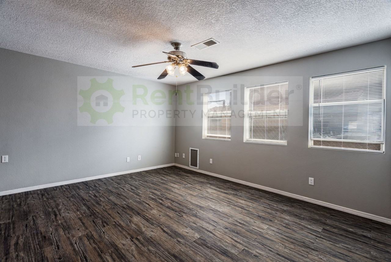 8309 8309 Crimson Ave NE - Photo 6 of 26
