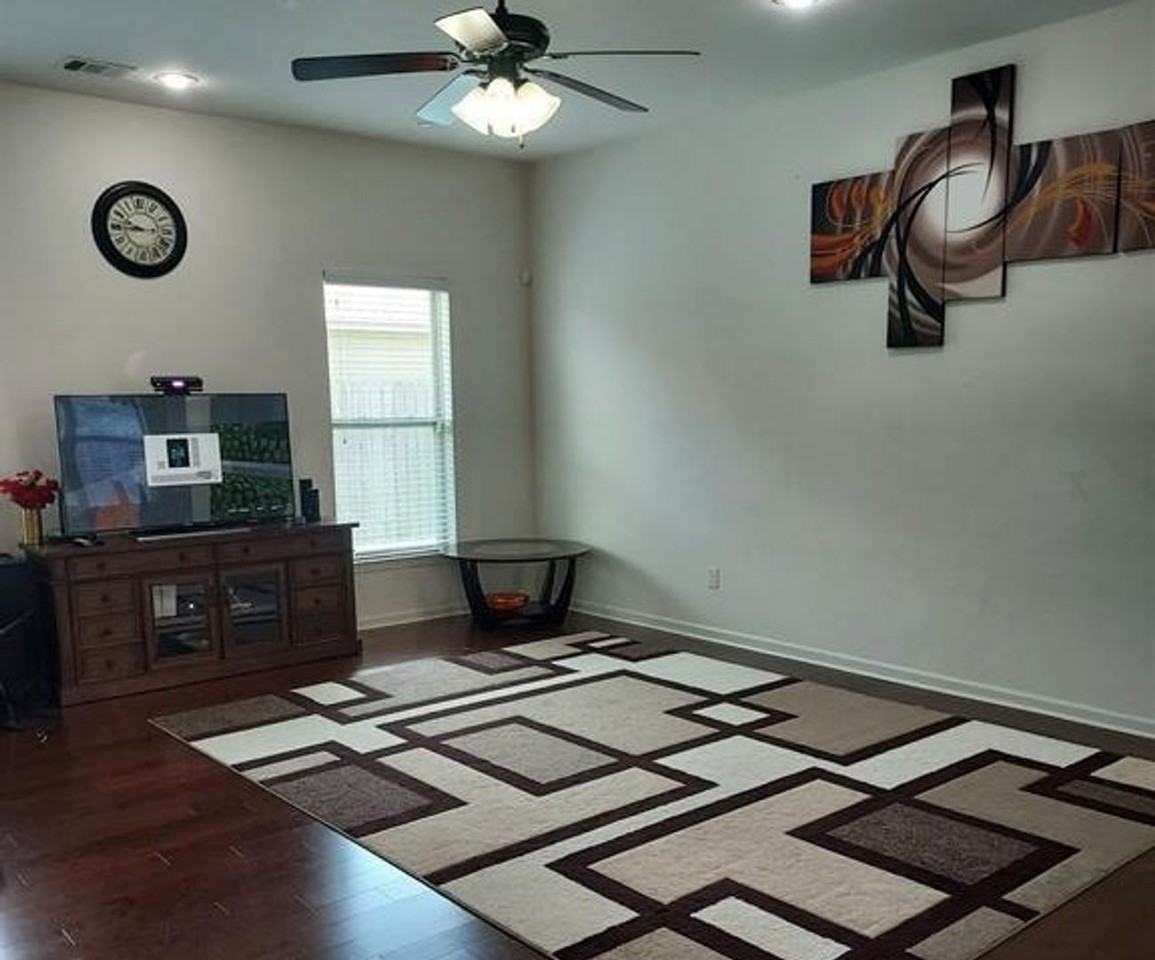 18328 Crows Nest Dr - Photo 3 of 8