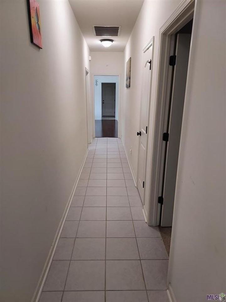 18328 Crows Nest Dr - Photo 4 of 8