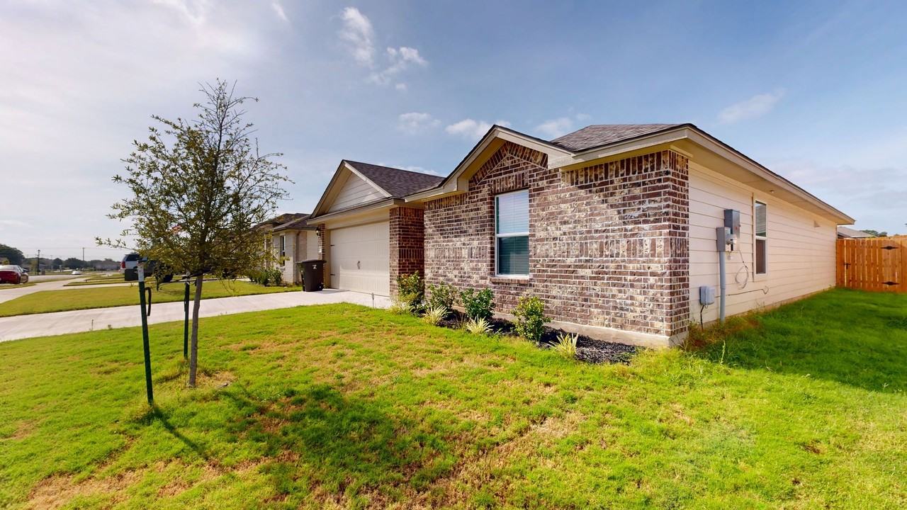 1212 Rolling Thunder Dr - Photo 2 of 28