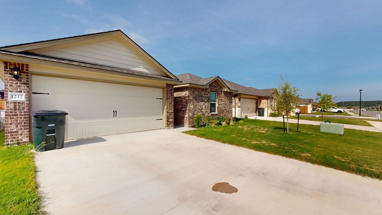 1212 Rolling Thunder Dr - Photo 4 of 28