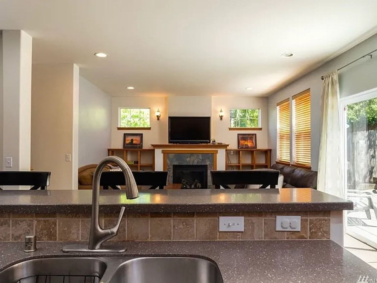 1119 N Waugh Rd - Photo 6 of 24