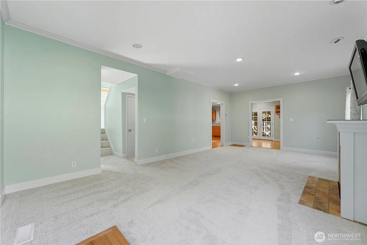321 Craig St - Photo 3 of 21