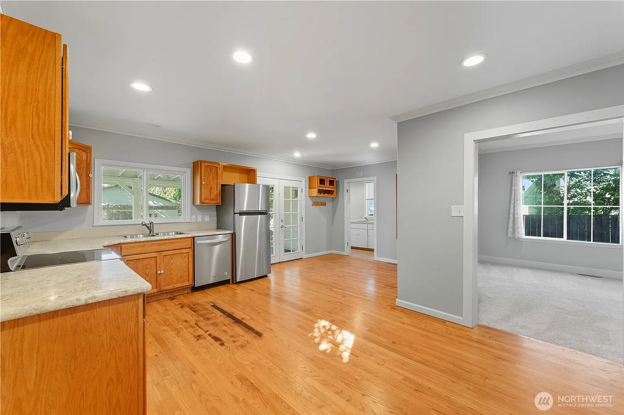 321 Craig St - Photo 6 of 21